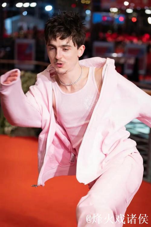 好莱坞明星“甜茶”全红造型出街,戴拜仁手套引关注 好莱坞明星“甜茶”全红造型出街,戴拜仁手套引关注